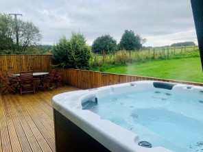 Willows End Cottage with Private Hot Tub